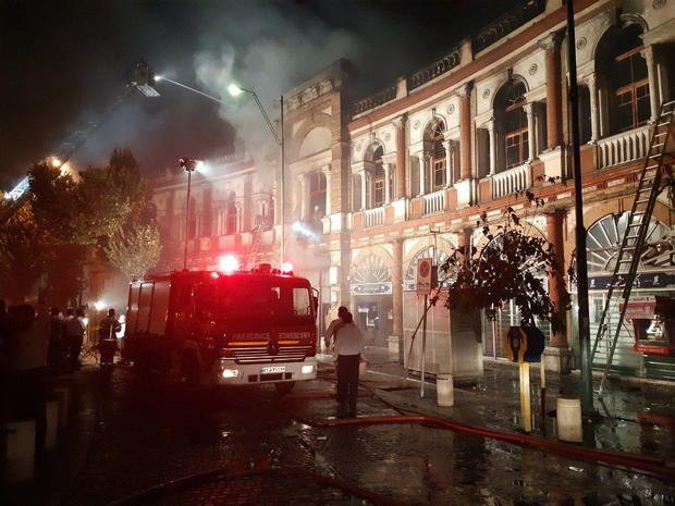 آتش‌ سوزی در میدان حسن‌آباد تهران/ آتش اطفا شد + فیلم و عکس