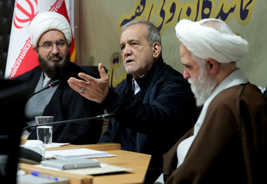 پزشکیان: غفلت از نسل جوان و نیازها و اقتضائات آنان از علل بروز حوادث اخیر بود/ در کنار لزوم پاسخگویی نهادهای فرهنگی، امنیتی و اطلاعاتی، ما نیز باید خود را مقصر بدانیم/ در خصوص فضای مجازی، به دنبال حذف صورت مساله نباشیم