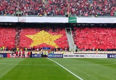 ورود یک استقلالی به جمع هواداران پرسپولیس/ عکس