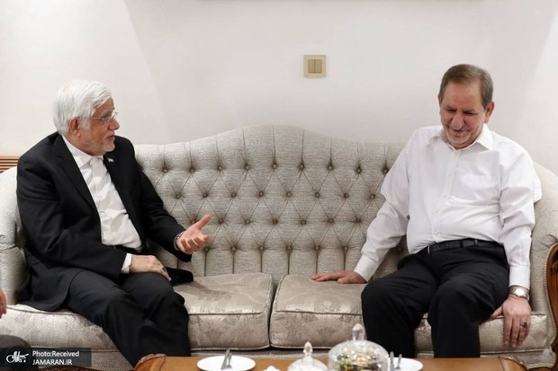 عارف به دیدار معاونین اول سابق و خانواده‌های آنان رفت/ گزارش تصویری