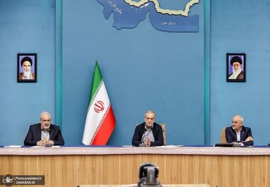 پزشکیان: پنل‌های خورشیدی نباید در گمرک بمانند