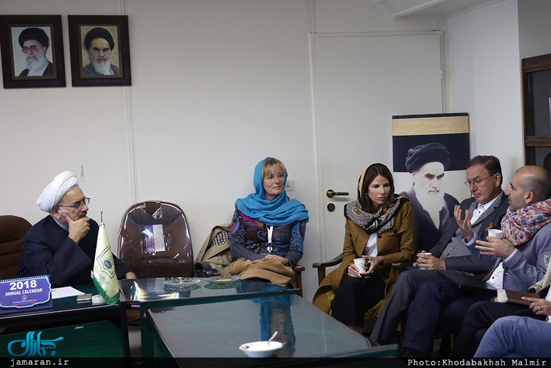 دیدار  گردشگران آلمانی و اتریشی با حجت الاسلام والمسلمین دکتر مقدم 