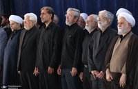 حضور فرزندان رهبر شهید در مراسم اقامه نماز بر پیکر ایشان  (2)