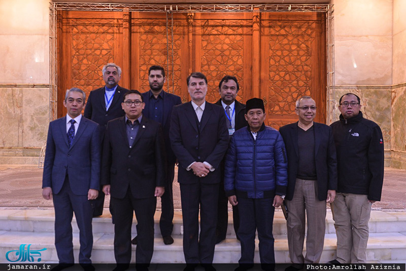 ادای احترام رئیس مجلس اندونزی به مقام شامخ حضرت امام خمینی(س) 