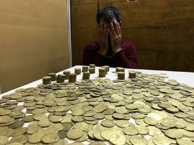 1300 سکه عتیقه از 2 مسافر مترو در تهران کشف شد