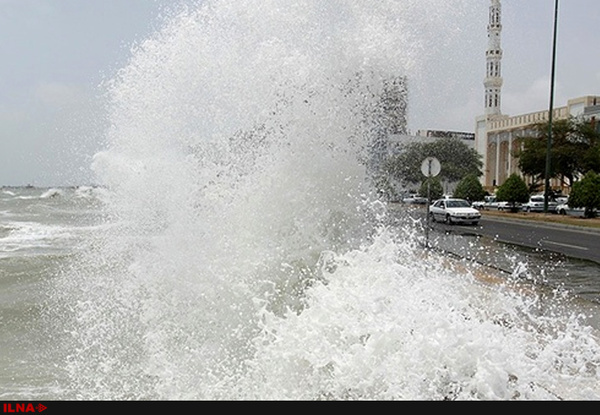 سونامی در بندر دیر حادثه آفرید  مصدومیت 8 نفر و خسارت به منازل و خودروها + تصاویر