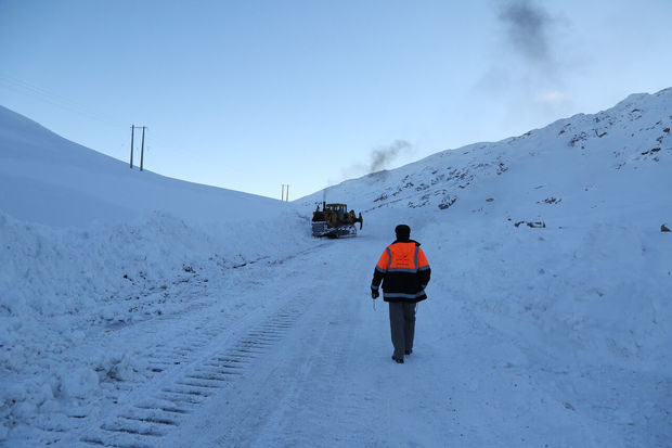 برف راه ارتباطی ۲۳۲ روستای شهرستان کوهرنگ را بست