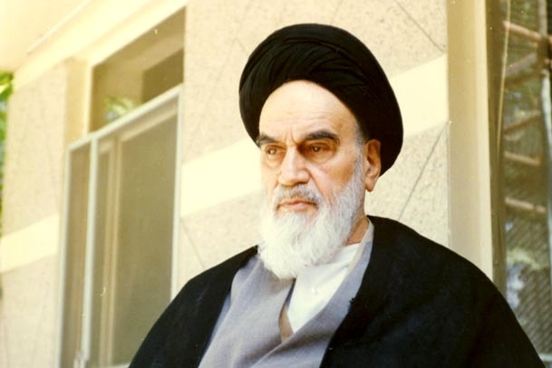Attention to other than God covers man with veils of darkness, Imam Khomeini explained
