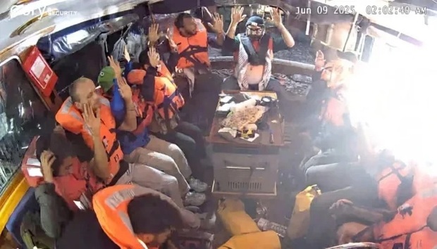 امدادی سامان غزہ لانیوالے جہاز میڈلین سے اغوا 12 امدادی کارکنان حراستی مرکز منتقل