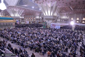 گردهمایی مسئولین بسیج دانشجویی و طلاب بسیجی در حرم امام با سخنرانی رئیس‌جمهور پزشکیان (25)