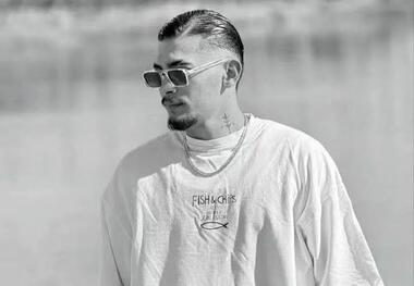 «نیما مرادی» که در حمله اوکراین به کشتی ایرانی شهید شد تنها ۲۳ سال سن داشت/ او برای انجام نخستین ماموریت خود به دریا رفته بود و پدرش جانباز ۳۵ درصد و از آزادگان دفاع مقدس هشت ساله است/ نیما آخرین فرزند خانواده بود، با چند رتبه قهرمانی در تکواندو