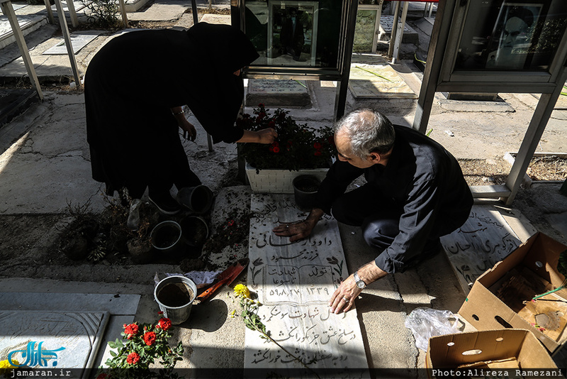 غبارروبی و عطرافشانی قبور مطهر شهدا 