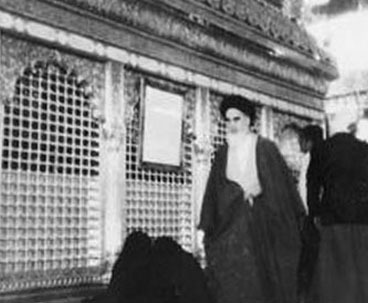 صورة نادرة للامام الخمینی فی مرقد الامام الحسین(ع)