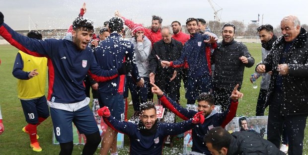 جشن تولد دی‌ماهی‌ ها در تمرین تراکتورسازی + تصاویر
