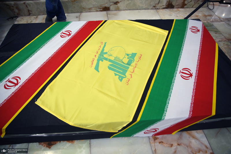 اقامه نمازسید حسن خمینی  بر پیکر شهید حیدری در حرم مطهر امام خمینی (س)