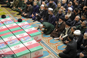 اقامه نماز رهبر معظم انقلاب بر پیکر رئیس جمهوری و یارانش
