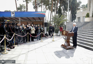 عارف: خبرنگاری جز مشاغل سخت است/خبرنگاران اجازه نمی‌دهند واقعیت‌ها در طوفان جعل و شایعه دفن شوند/ عملکرد اقتصادی دولت در مجموع قابل قبول است