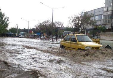 بارش شدید باران موجب آبگرفتگی معابر و منازل بستان آباد شد