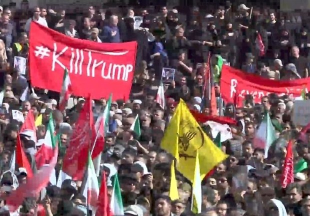 پرچم «ترامپ را بکشید» در مراسم وداع با رهبر شهید+ عکس