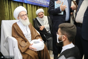 مراسم عمامه گذاری طلاب توسط آیت‌الله العظمی نوری همدانی و آیت الله فاضل لنکرانی در روز عید غدیر