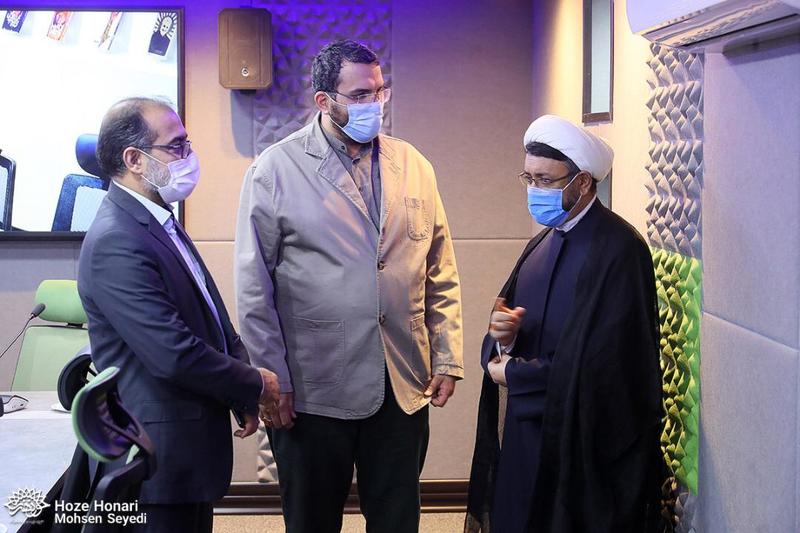 بازديد سرپرست موسسه تنظیم نشر آثار امام خمینی(س) از نمايشگاه عکس و نقاشی حوزه هنری