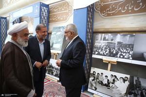بازدید رئیس مجلس از نمایشگاه عکس امام خمینی