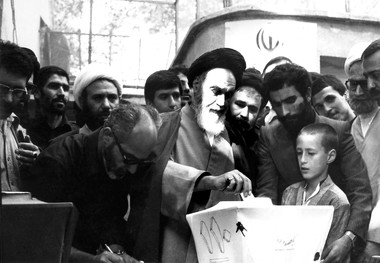 امام اولین رای خود را در کدام صندوق انداختند؟/پاسخ ایشان به عکاسان برای رای مجدد چه بود؟