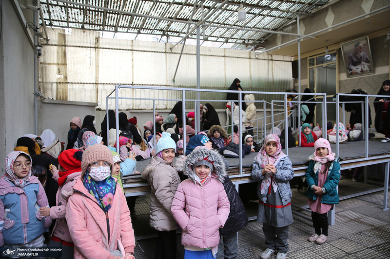 بازدید جمعی از دانش آموزان از بیت امام خمینی (س) در جماران
