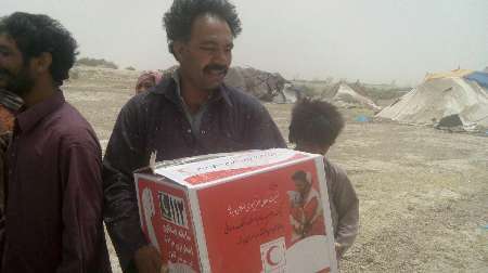 700 سبد غذایی بین مردم طوفان زده روستاهای نیمروز در سیستان توزیع شد