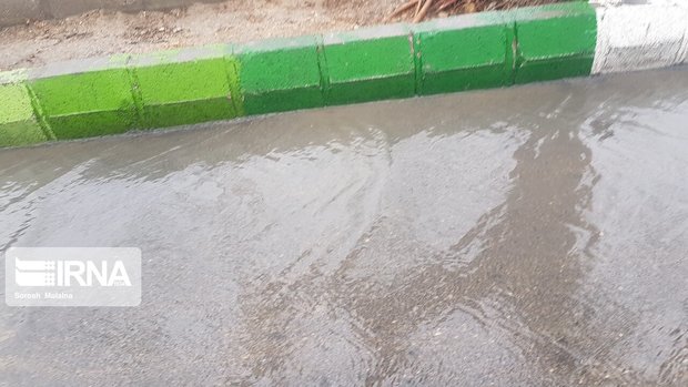 برخی نقاط شهر مشهد در پی بارندگی‌های رگباری دچار آب‌افتادگی شد