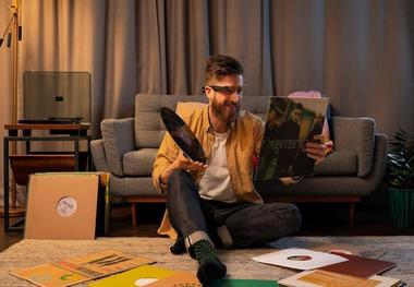 این عینک به افراد نابینا در خواندن کمک می کند