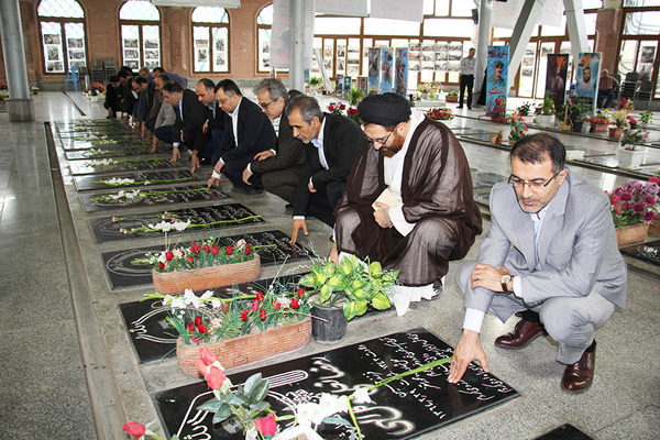 تجدید میثاق دانشگاهیان دانشگاه آزاد رشت با شهدای انقلاب اسلامی