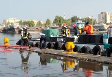 مانور اطفای حریق در بندر گناوه برگزار شد