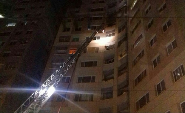 آتش سوزی طبقه نهم یک برج در میدان دریاچه تهران مهار شد
