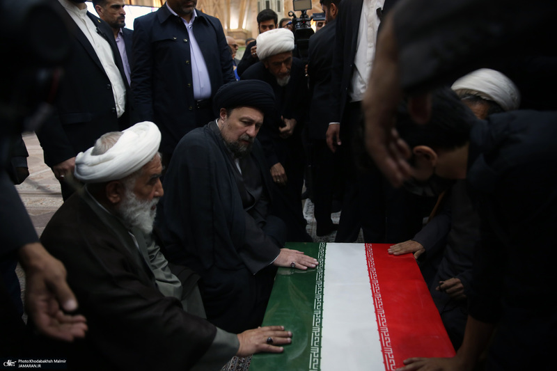 اقامه نمازسید حسن خمینی  بر پیکر شهید حیدری در حرم مطهر امام خمینی (س)