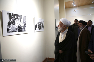 بازدید آیت الله دری نجف آبادی از نمایشگاه عکس امام دل‌ها‎