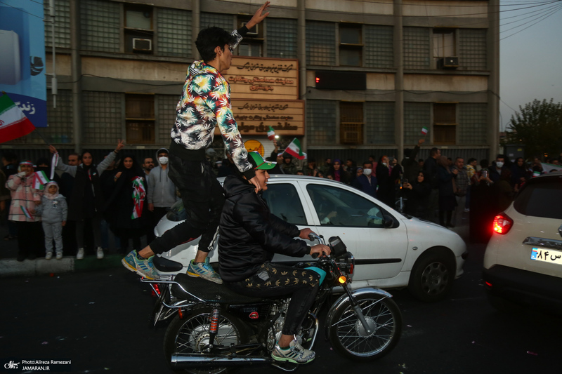 شادی مردم تهران پس از پیروزی تیم‌ ملی مقابل ولز