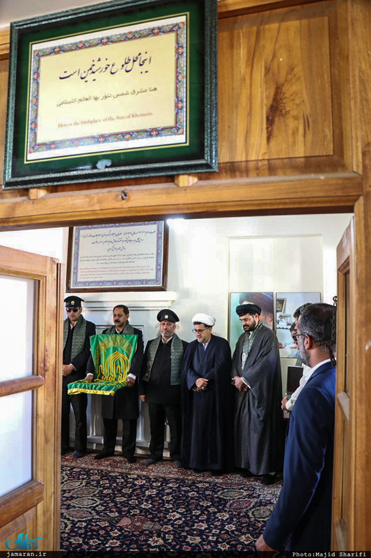 حضور کاروان زیر سایه خورشید در بیت تاریخی امام(س) در خمین