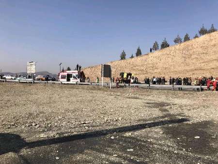 انتقال 9 مصدوم حادثه واژگونی اتوبوس بین شهری به بیمارستانهای تهران