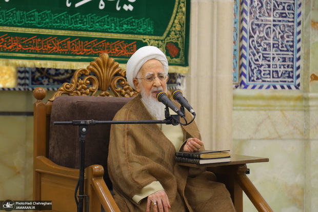 آیت‌الله العظمی جوادی آملی: امیرالمؤمنین(ع) می فرماید «هیچ تازیانه‌ای دردناک‌تر از فقر نیست»/ همه وظیفه دارند در کنار ترویج ارزش‌های دینی، برای کاهش فقر تلاش کنند/ هیچ خانواده‌ای نباید با دست خالی و شرمندگی وارد خانه خود شود