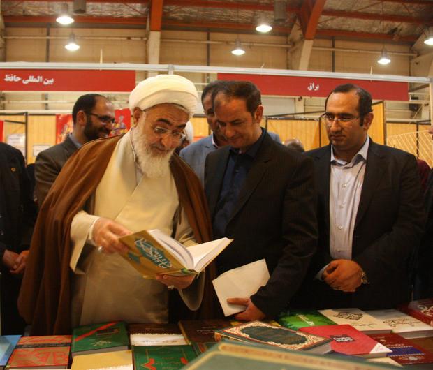 بازدید نماینده ولی فقیه در استان از نمایشگاه کتاب قزوین