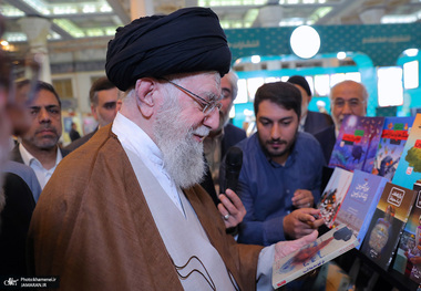 رهبر معظم انقلاب: هیچ چیزی جای کتاب را نمی‌گیرد/ تولید کتاب و ترویج کتابخوانی، وظیفه مهم مسئولان است/ در زمینه شخصیت برجسته و کم‌نظیری همچون امام(ره) یا کتاب مناسب وجود ندارد و یا کتاب «خواندنی» بسیار کم است