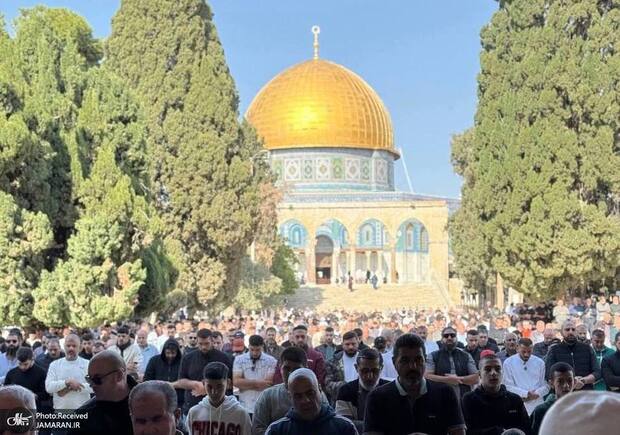 حضور هزاران فلسطینی در نماز جمعه مسجدالاقصی + عکس ها