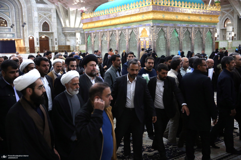 اقامه نمازسید حسن خمینی  بر پیکر شهید حیدری در حرم مطهر امام خمینی (س)