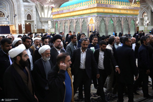 اقامه نمازسید حسن خمینی  بر پیکر شهید حیدری در حرم مطهر امام خمینی (س)