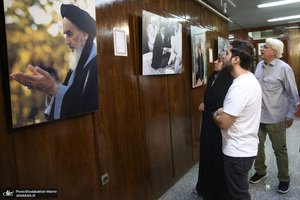 بازدید جمعی از گردشگران کویتی از بیت امام خمینی (س) در جماران