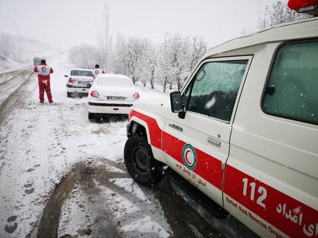 امدادرسانی به حدود ۱۰۰ مسافر گرفتار برف و کولاک در آذربایجان‌غربی