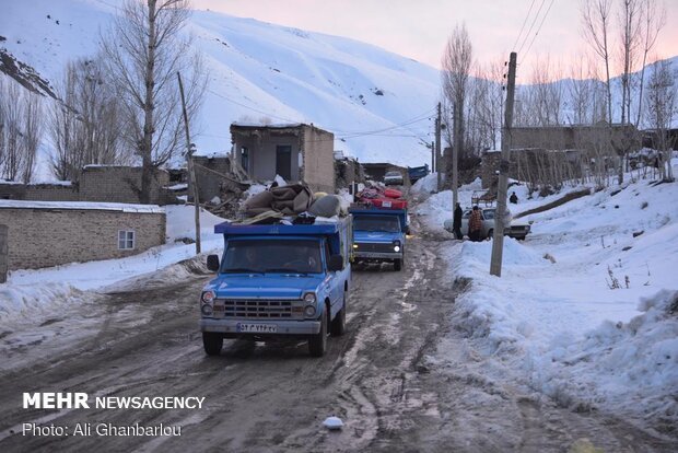 کرونا مانع امدادرسانی به زلزله زدگان قطور نشد توزیع اقلام بهداشتی