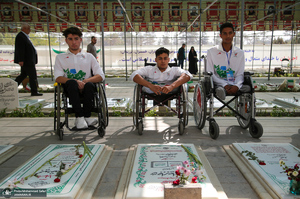 ادای احترام ورزشکاران و قهرمانان پارالمپیکی ایران به مقام شامخ شهدا