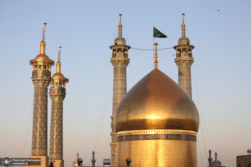 آیین تعویض پرچم گنبد حرم حضرت معصومه(س) و آغاز دهه کرامت